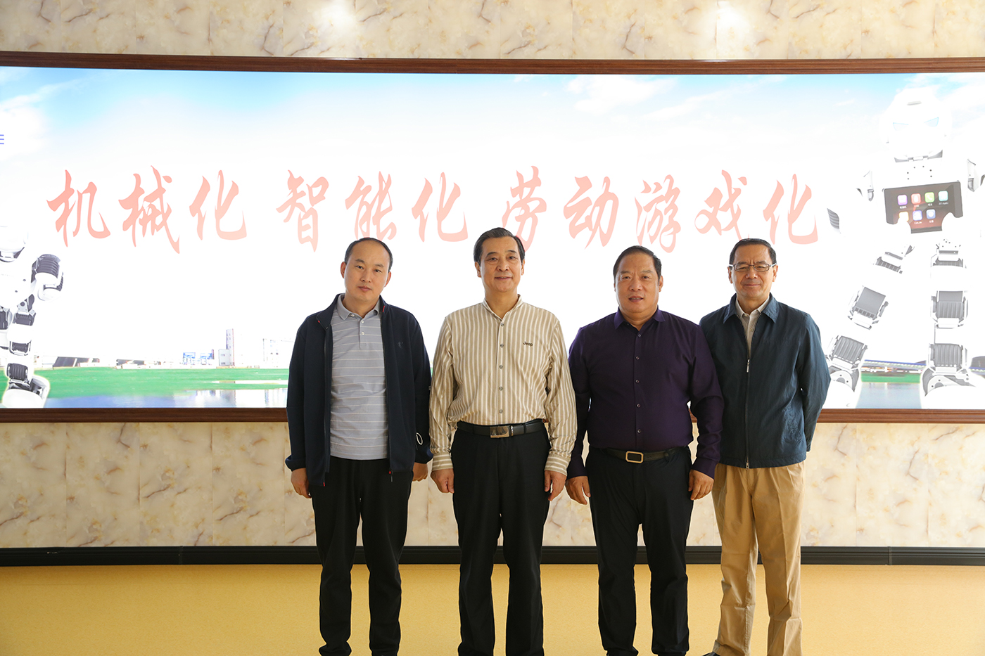 中國煤炭機(jī)械工業(yè)協(xié)會(huì)理事長楊樹勇等領(lǐng)導(dǎo)到遼寧鑫豐考察