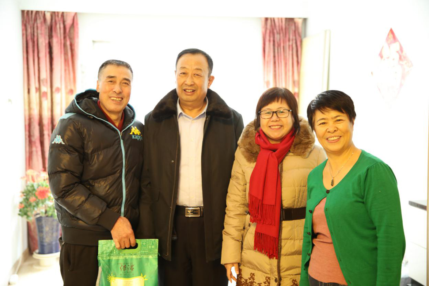 遼寧鑫豐礦業(yè)（集團(tuán)）有限公司黨支部、工會(huì) 春節(jié)前夕看望員工及家屬