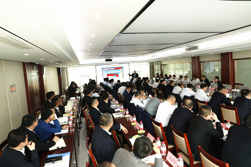 張希望應(yīng)邀在“山東能源魯西礦業(yè)工作面安裝工藝優(yōu)化現(xiàn)場會”做新技術(shù)交流