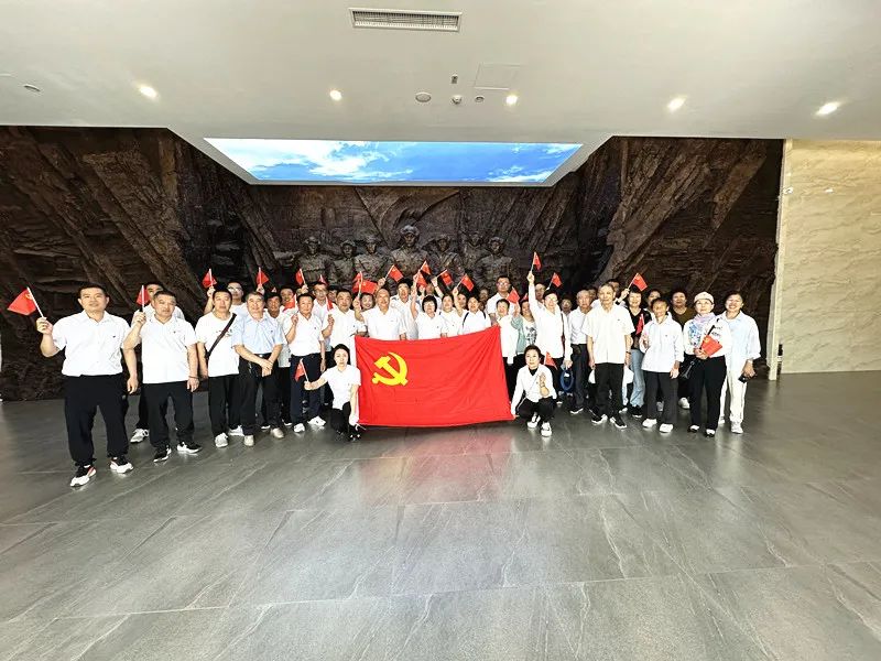 調(diào)兵山市兀術(shù)街村黨總支、鑫豐礦業(yè)黨支部聯(lián)合開展“學(xué)黨紀(jì) 增定力 憶初心 強(qiáng)黨性”慶祝建黨103周年活動(dòng)