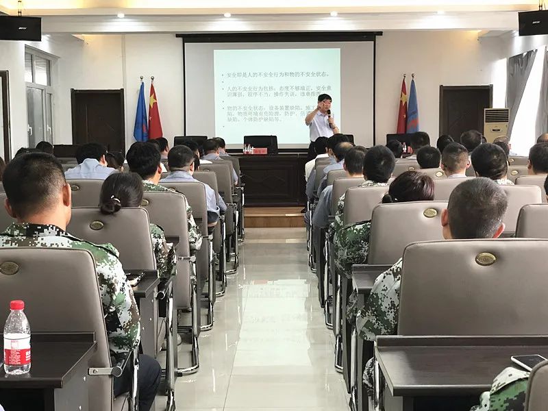 鑫豐集團(tuán)舉辦“愛崗敬業(yè) 腳踏實(shí)地”管理人員培訓(xùn)會(huì)議